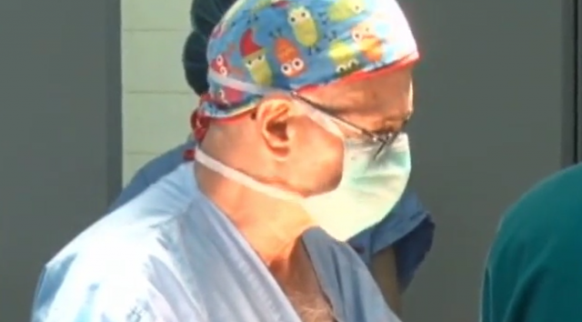 Čuveni lekar u Kragujevcu operiše najteže deformitete kičme VIDEO